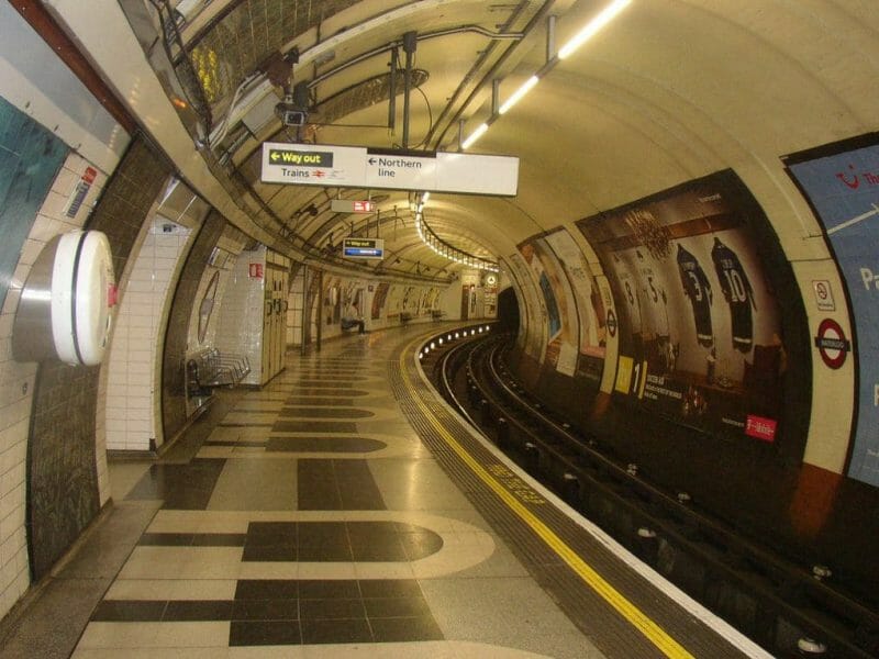 London Travel Tips: Top 10 Hacks For Travellers to London 5 London underground