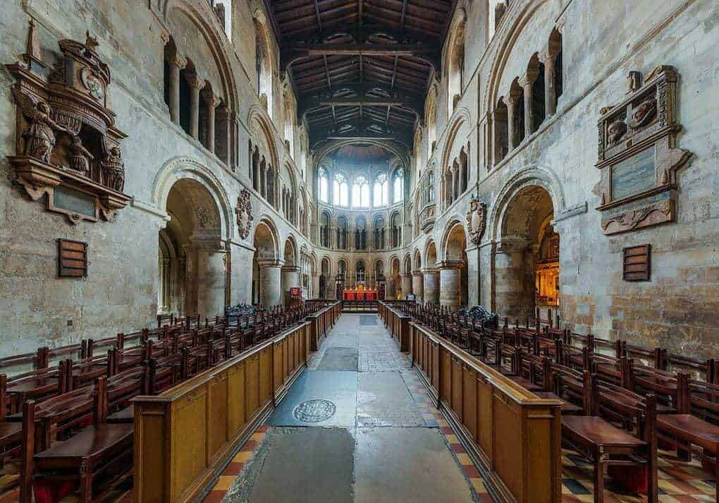 11 Historic London Churches To Visit 1 St_Bartholomew-the-Great_Altar,_London,_UK_-_Diliff