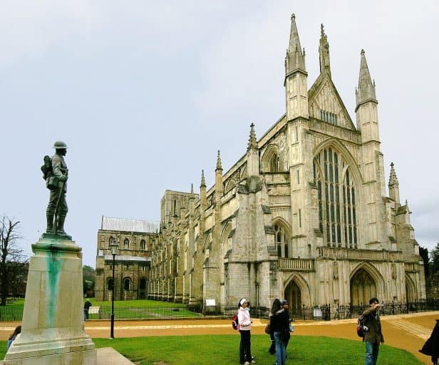 10 Fun Facts About England: Weird English Traditions 2 10 Fun Facts About England: Weird English Traditions 1