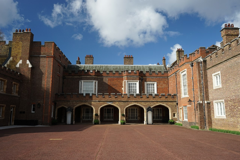 The Houses Of Windsor | The Palaces, Castles & Country Homes Of The Royal Family 3 The Houses Of Windsor | The Palaces, Castles & Country Homes Of The Royal Family 1