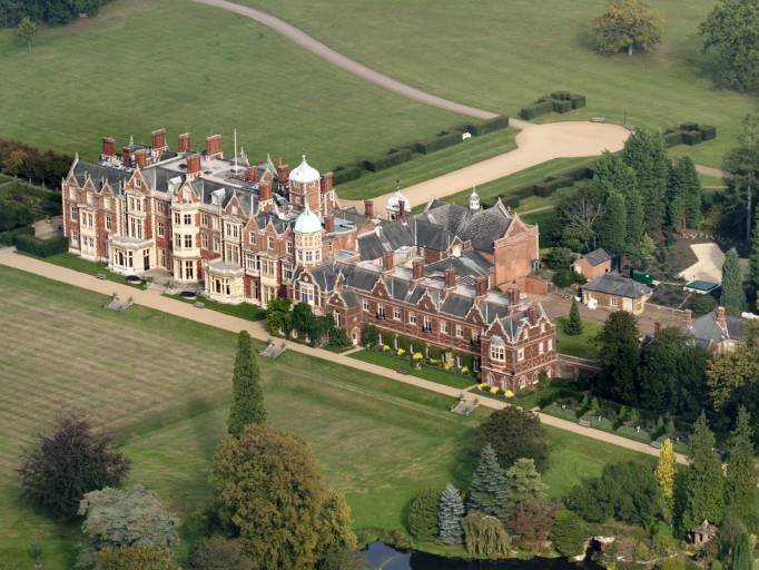 The Houses Of Windsor | The Palaces, Castles & Country Homes Of The Royal Family 6 The Houses Of Windsor | The Palaces, Castles & Country Homes Of The Royal Family 4