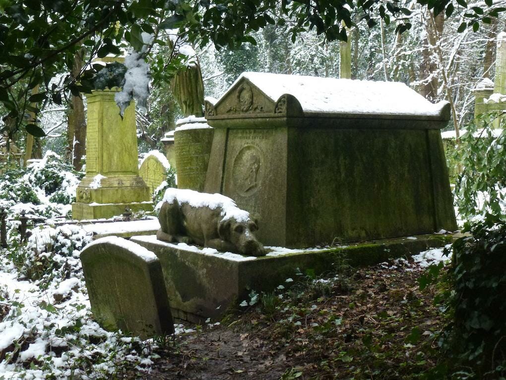 mysteries-of-england-highgate-vampire-grave