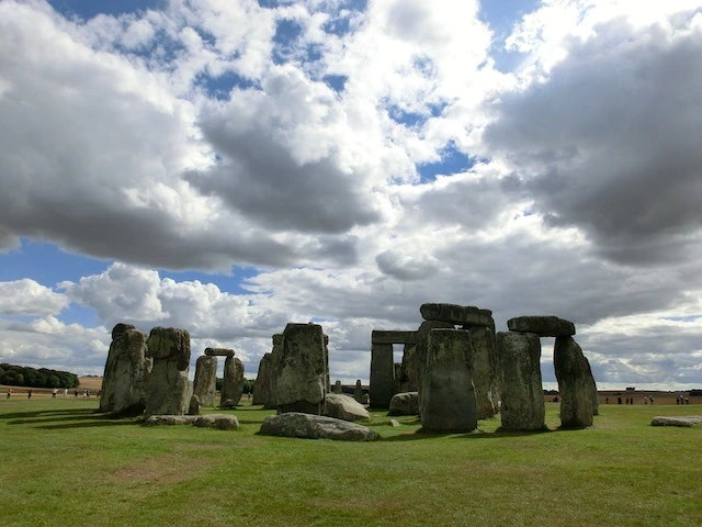 Why is it Always Cloudy in the UK? 2 cloudy weather in Stonehenge, Wiltshire, England