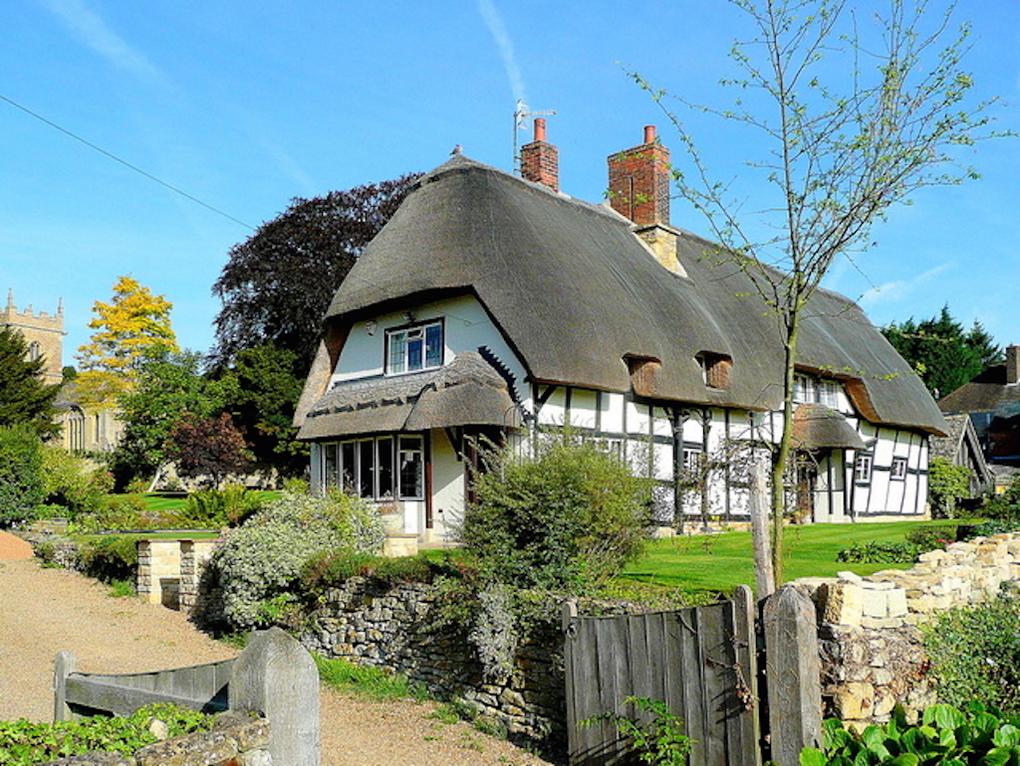 20 Gorgeous English Thatched Cottages 15 thatched-cottages-ashton-under-hill-worcester