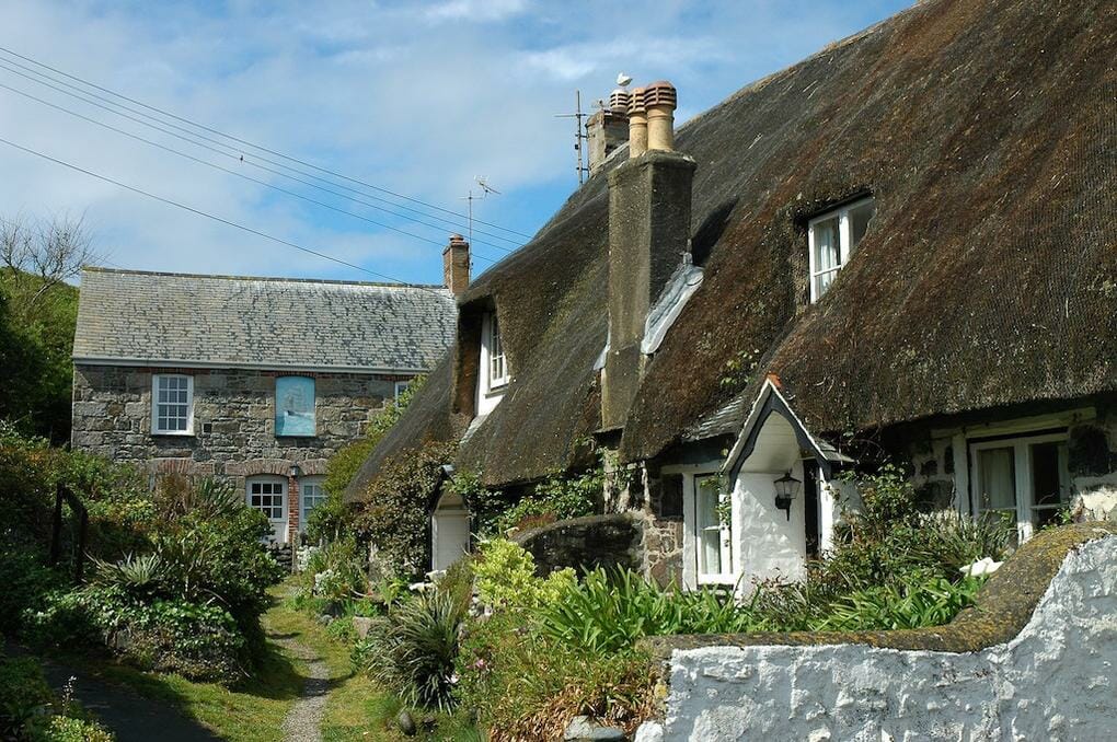 20 Gorgeous English Thatched Cottages 9 thatched-cottages-cornwall