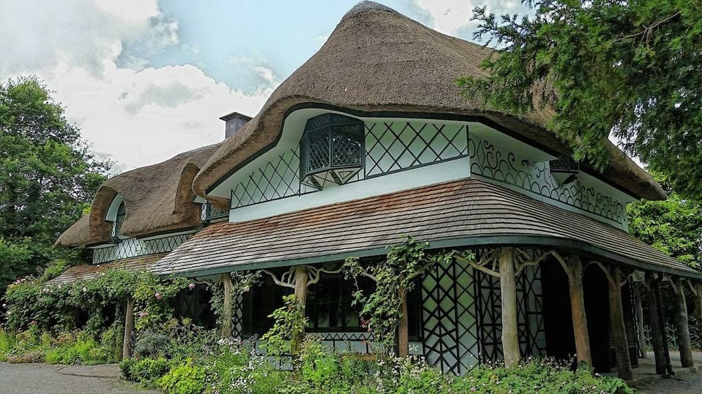 20 Gorgeous English Thatched Cottages 5 thatched-cottages-fairy-tale-style