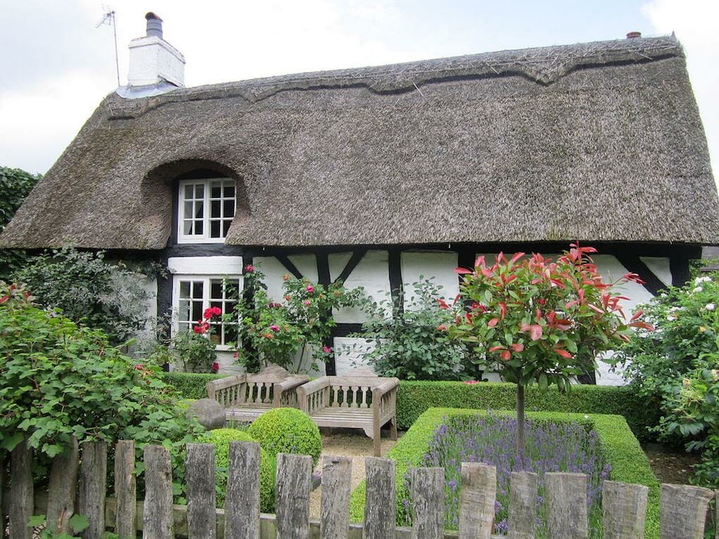 20 Gorgeous English Thatched Cottages 13 thatched-cottages-knutsford-cheshire