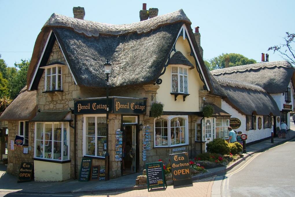 20 Gorgeous English Thatched Cottages 19 thatched-cottages-pencil-cottage-isle-of-wight