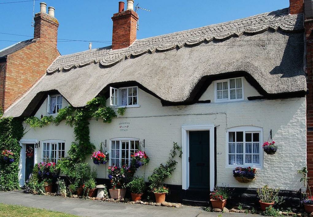 20 Gorgeous English Thatched Cottages 14 thatched-cottages-queniborough-leicester