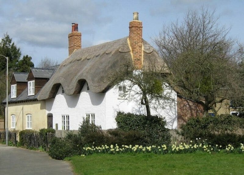20 Gorgeous English Thatched Cottages 11 thatched-cottages-simpson-milton-keyes