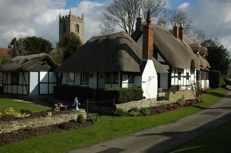 20 Gorgeous English Thatched Cottages 10 thatched-cottages-ten-peny-cottage