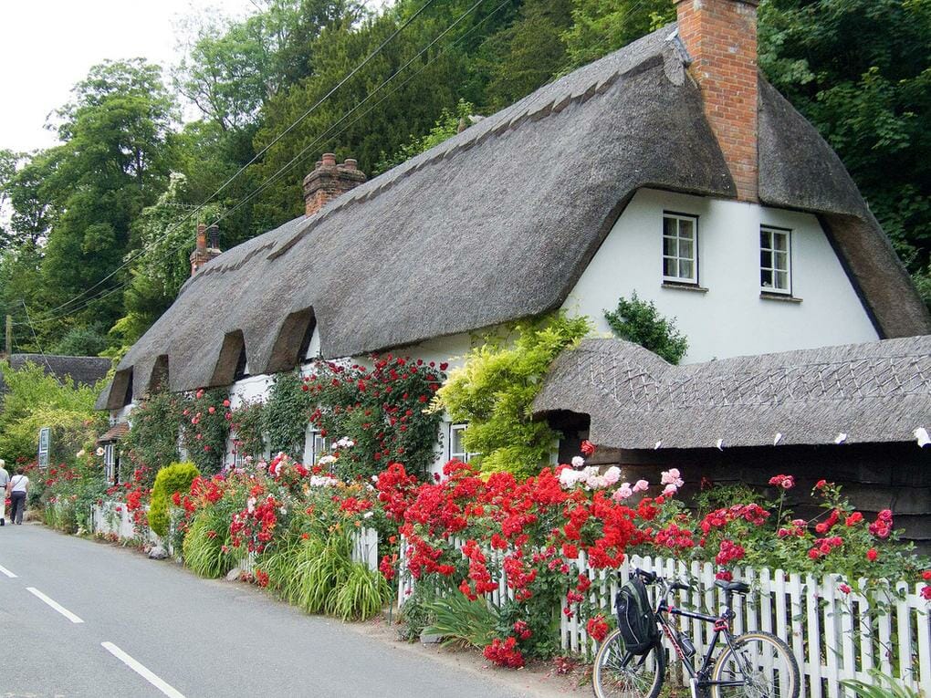 20 Gorgeous English Thatched Cottages 18 thatched-cottages-wherwell-hampshire