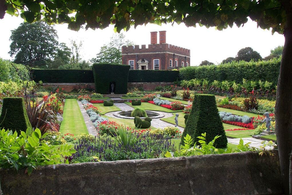 top-10-places-thames-valley-hampton-court-palace-no-modify