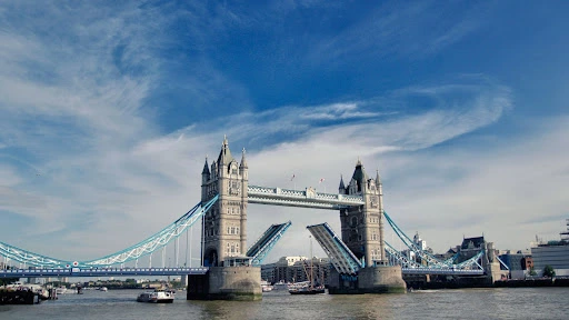 8 Historic Old Buildings in London that You Must Visit 7 Tower Bridge, London, England